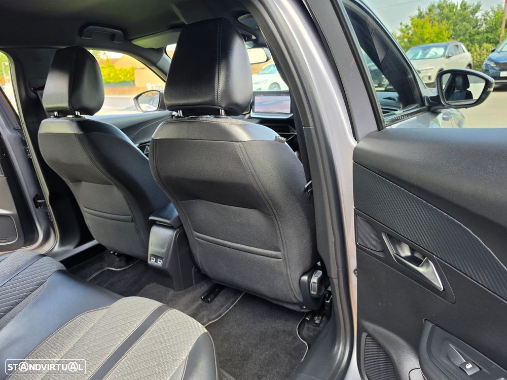 Peugeot 2008 1.2 PureTech Allure — fotografia 37