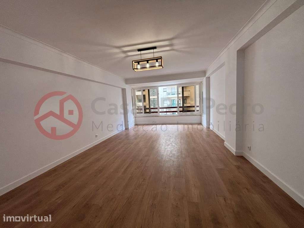 Apartamento T3 remodelado, com parqueamento e arrecadação, na Estra... - Grande imagem: 2/27