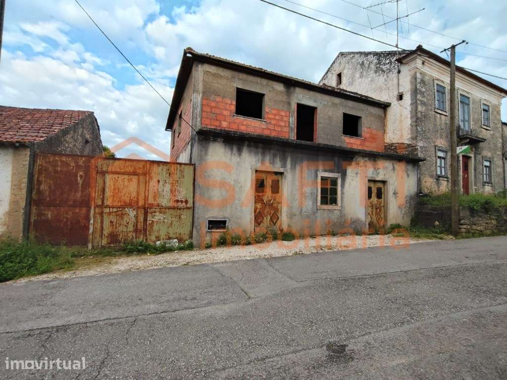 CONJUNTO DE MORADIAS PARA RESTAURO COM VÁRIOS ANEXOS E TERRENO DE C... - Grande imagem: 3/60