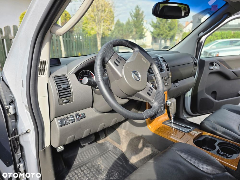 Nissan Pathfinder 4.0 V6 LE - 10