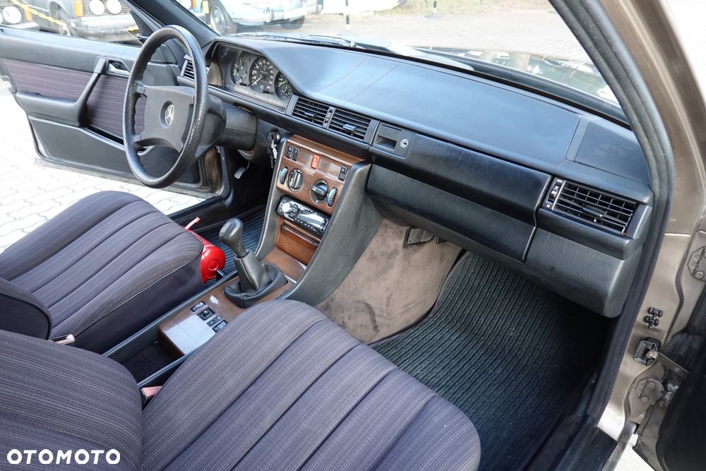 Mercedes-Benz W124 (1984-1993) - 33