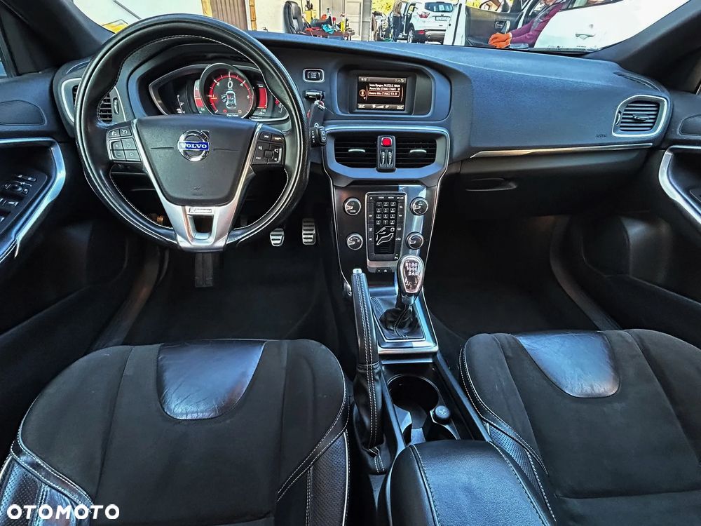 Volvo V40 D2 R Design - 6