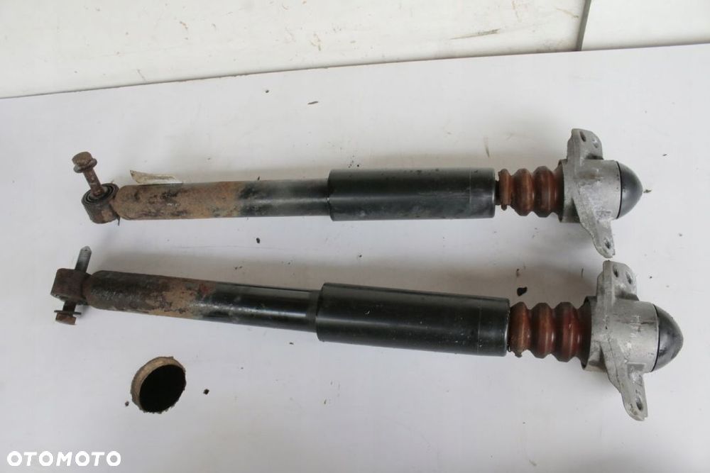 amortyzator tył Passat B6 2.0 TDI - 1