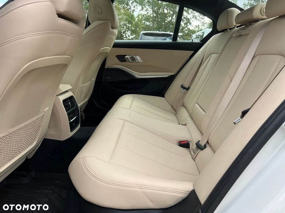 BMW Seria 3 330i Luxury Line - 26