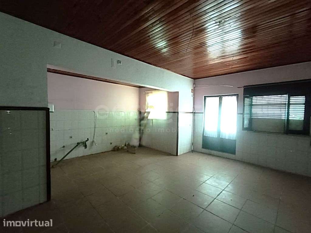 Fantástica Moradia com 2 pisos, comercio e anexos e 8520m2 de terreno - Grande imagem: 4/28