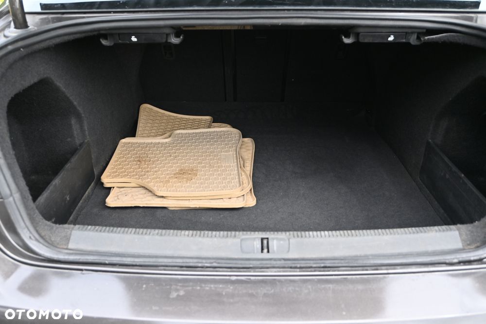 Volkswagen Passat 2.0 TDI Highline - 36
