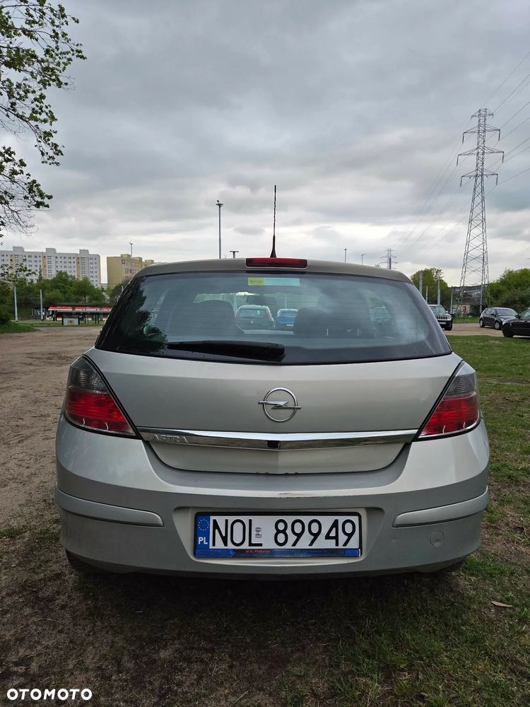 Opel Astra 2011 photo 2