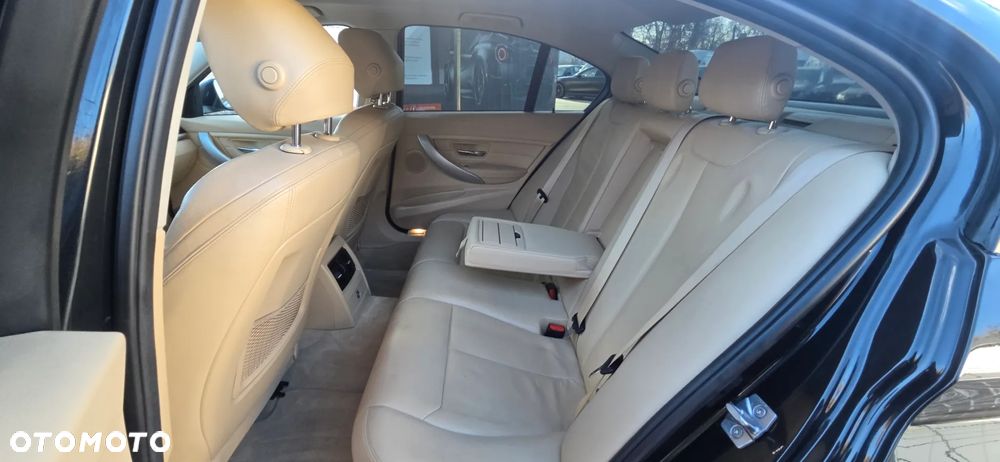 BMW Seria 3 325d Sport-Aut Luxury Line - 30