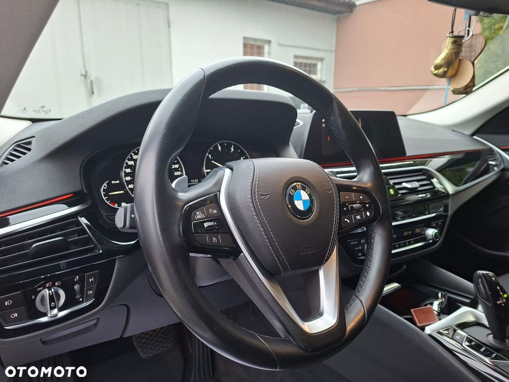 BMW Seria 5 518d Sport Line - 19