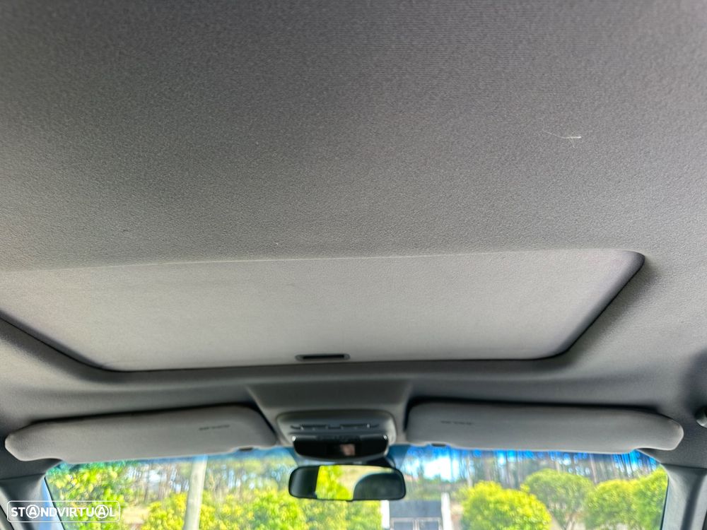 Hyundai Trajet 2.0 CRDi GLS - 23