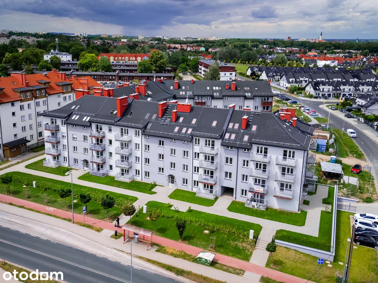 Dwupokojowe mieszkanie z balkonem, oddzielna kuchnia. Drugie piętro