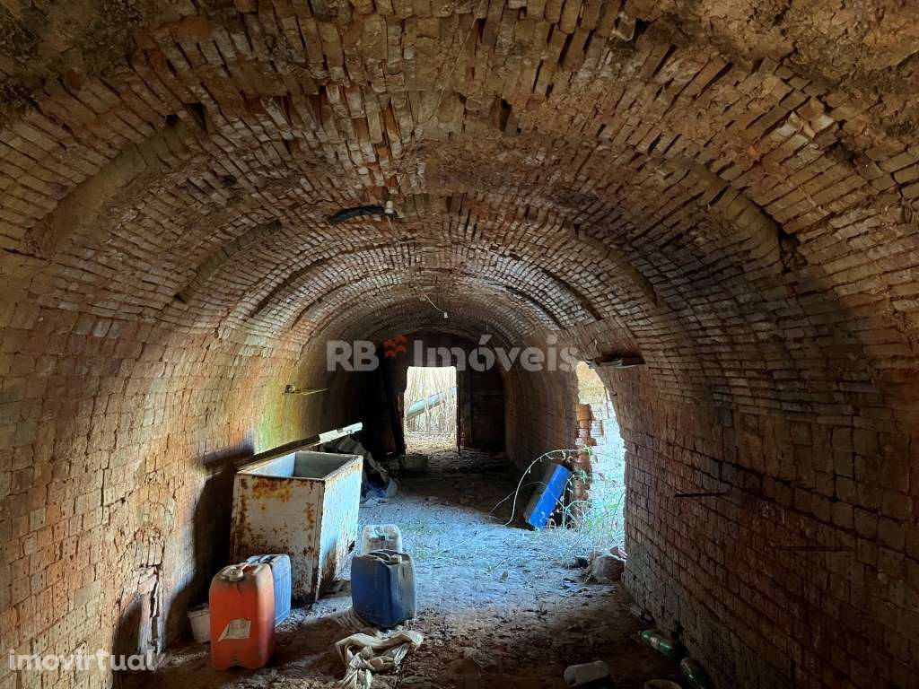 Armazém para recuperar com 1654 m2 de terreno, situado no Entroncam... - Grande imagem: 5/8