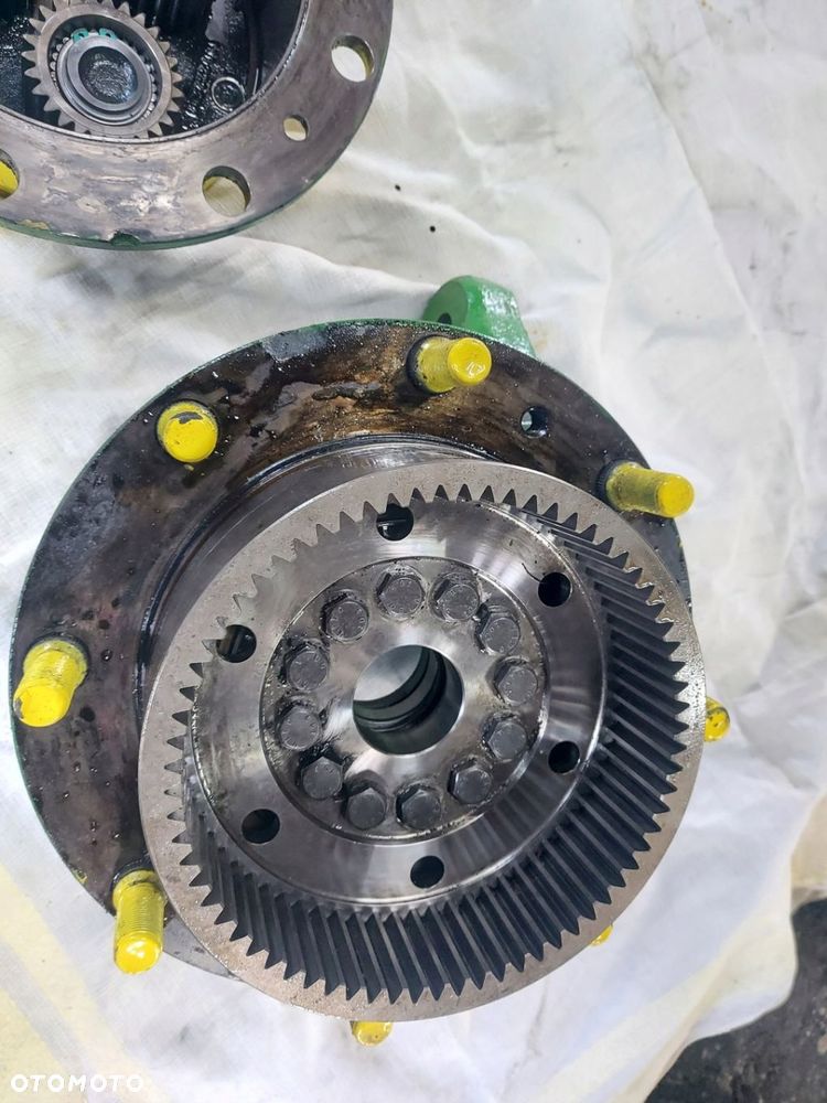 ZWOLNICA ZWROTNICA PRAWA PRZÓD PRZEDNIA JOHN DEERE 6110R - 6