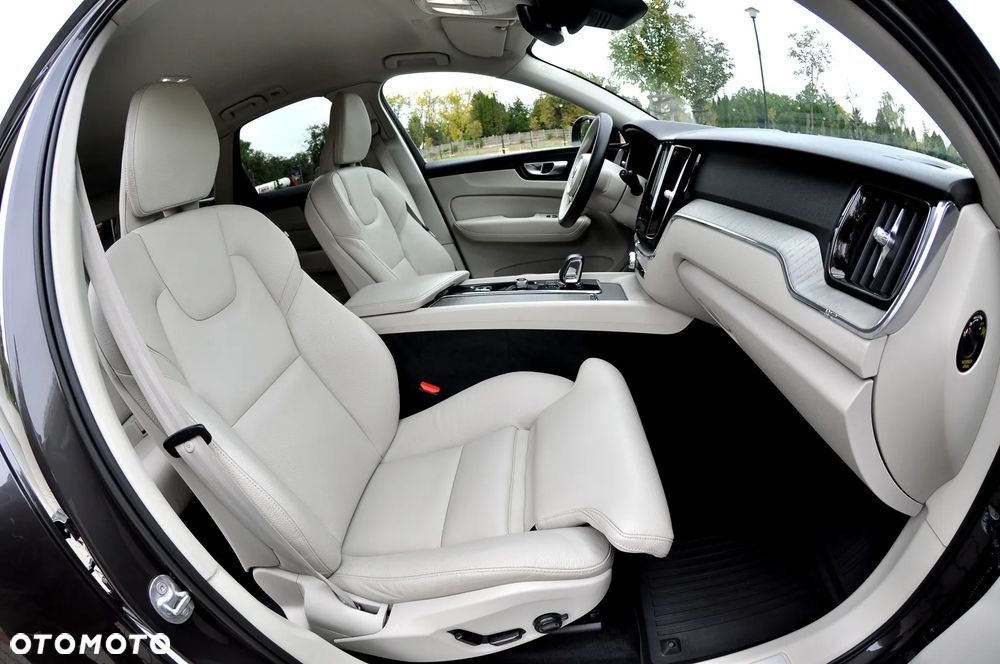Volvo XC 60 B4 D AWD Plus Dark - 23