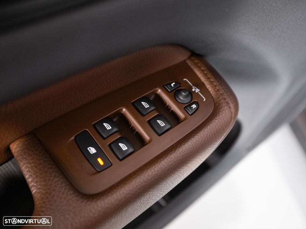 Volvo XC 60 2.0 T8 PHEV Momentum Plus AWD - 17