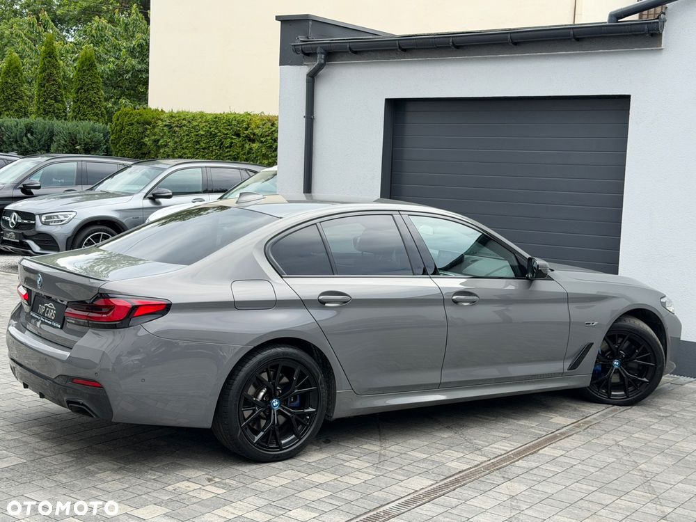 BMW Seria 5 530e xDrive sport - 35