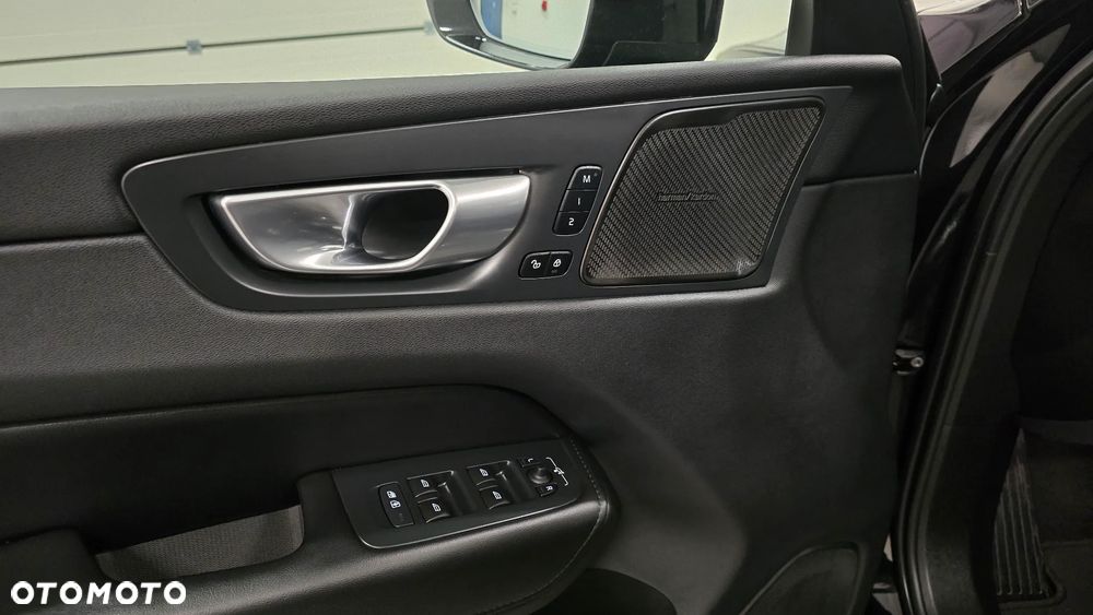 Volvo XC 60 B4 D Plus Dark - 11