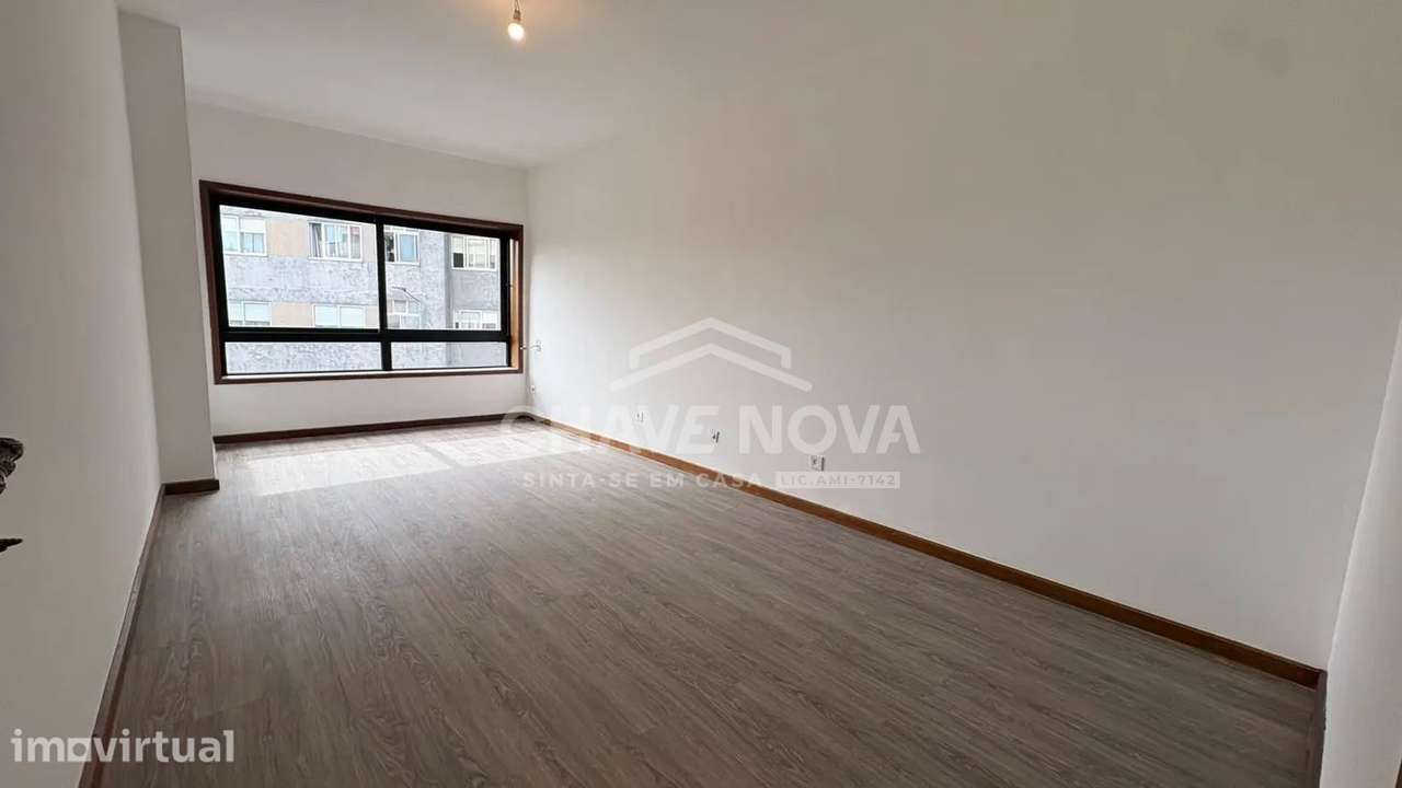 T3 Renovado c/ terraço e Garagem, junto à VL8 e futura Linha Rubi - Grande imagem: 2/27
