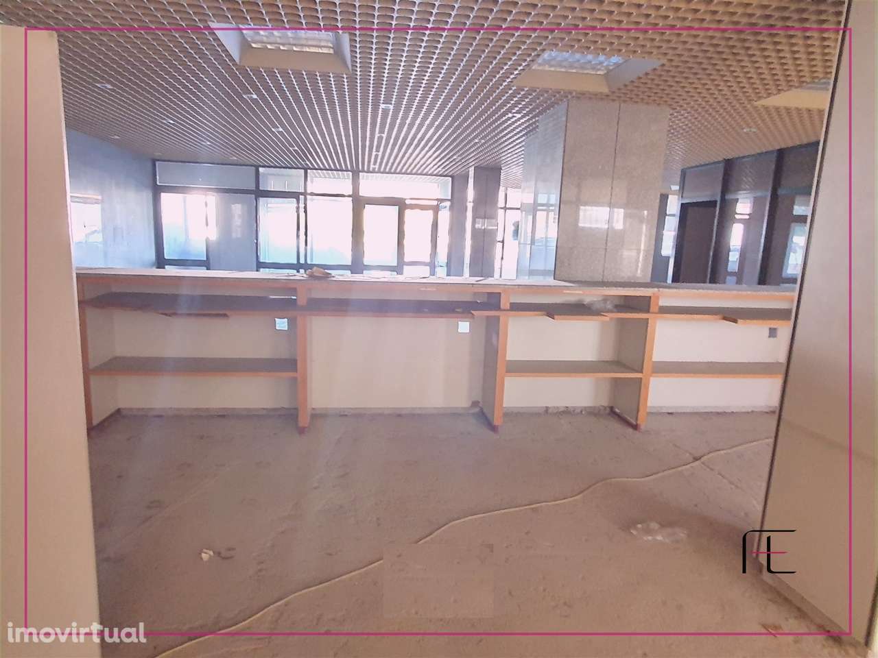 Loja de rua com 211 m2, frente para EN 109, Valadares - Grande imagem: 3/32