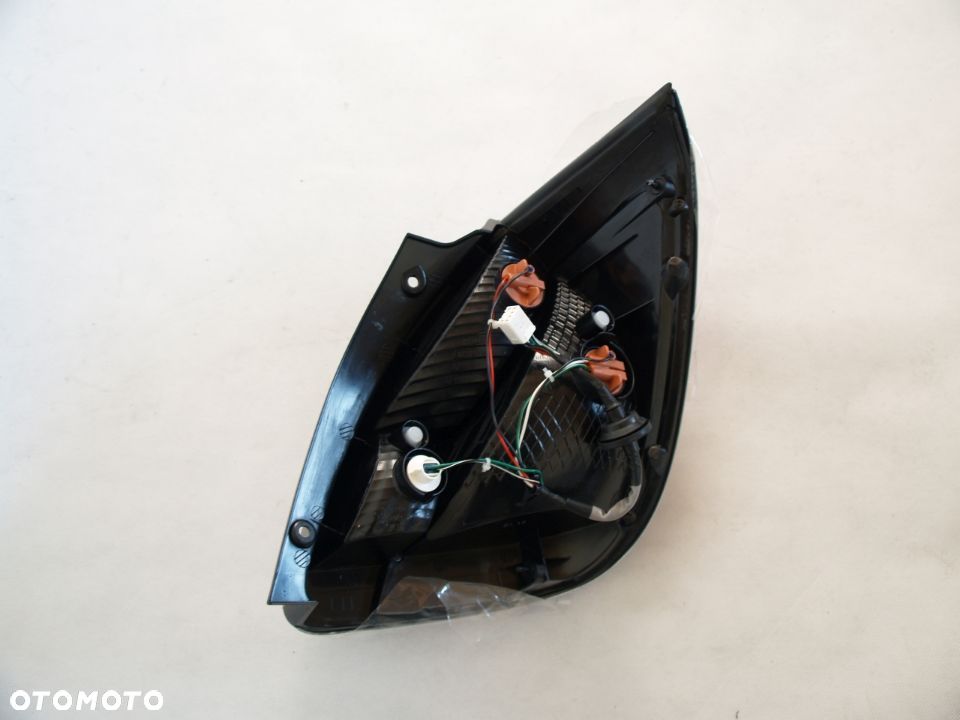 Kia Rio Lampa lewa tylna lewy tyl 2 II Hatchback 05-11r - 2