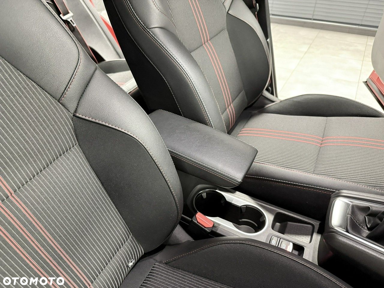 Renault Captur TCe Mild Hybrid 140 GPF TECHNO FAST TRACK - 40