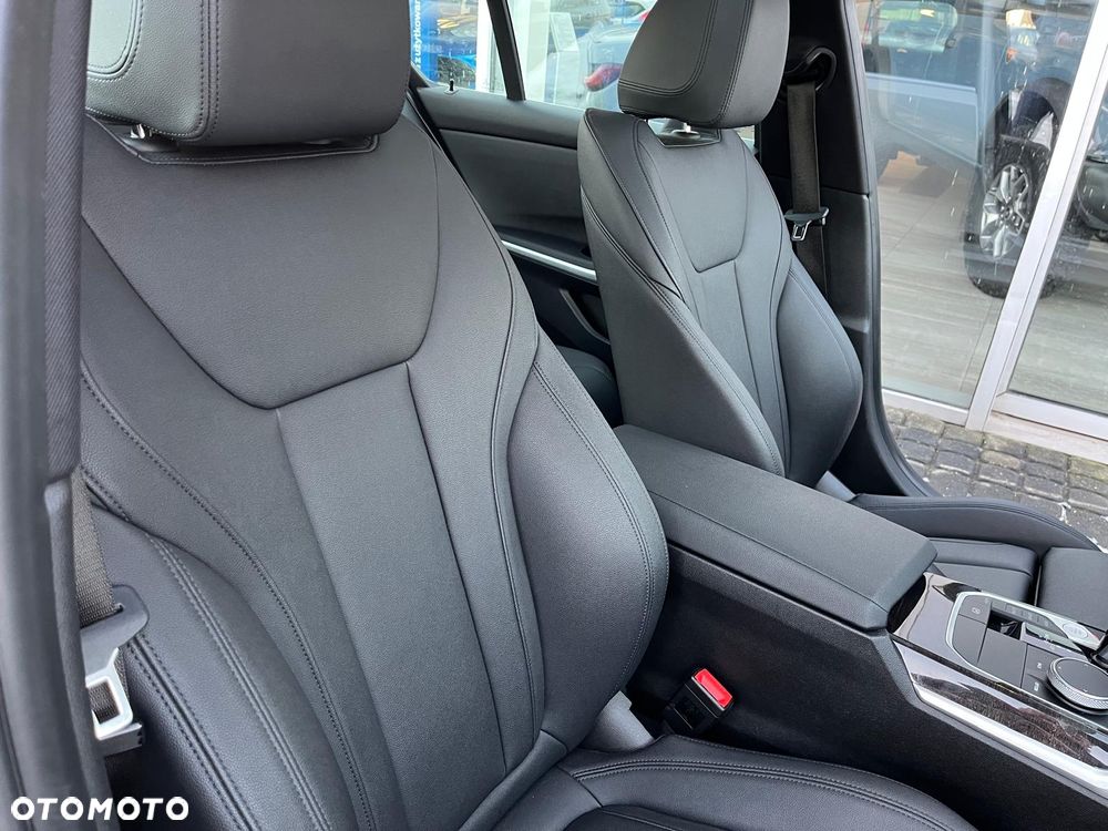 BMW Seria 3 330i xDrive - 26