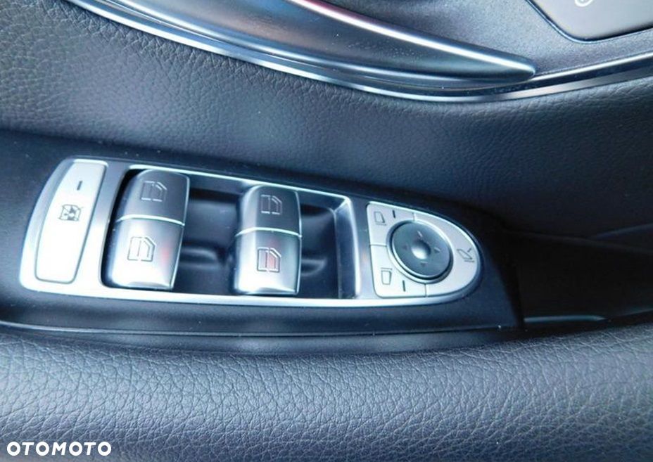 Mercedes-Benz Klasa E 220 d 4-Matic 9G-TRONIC - 23