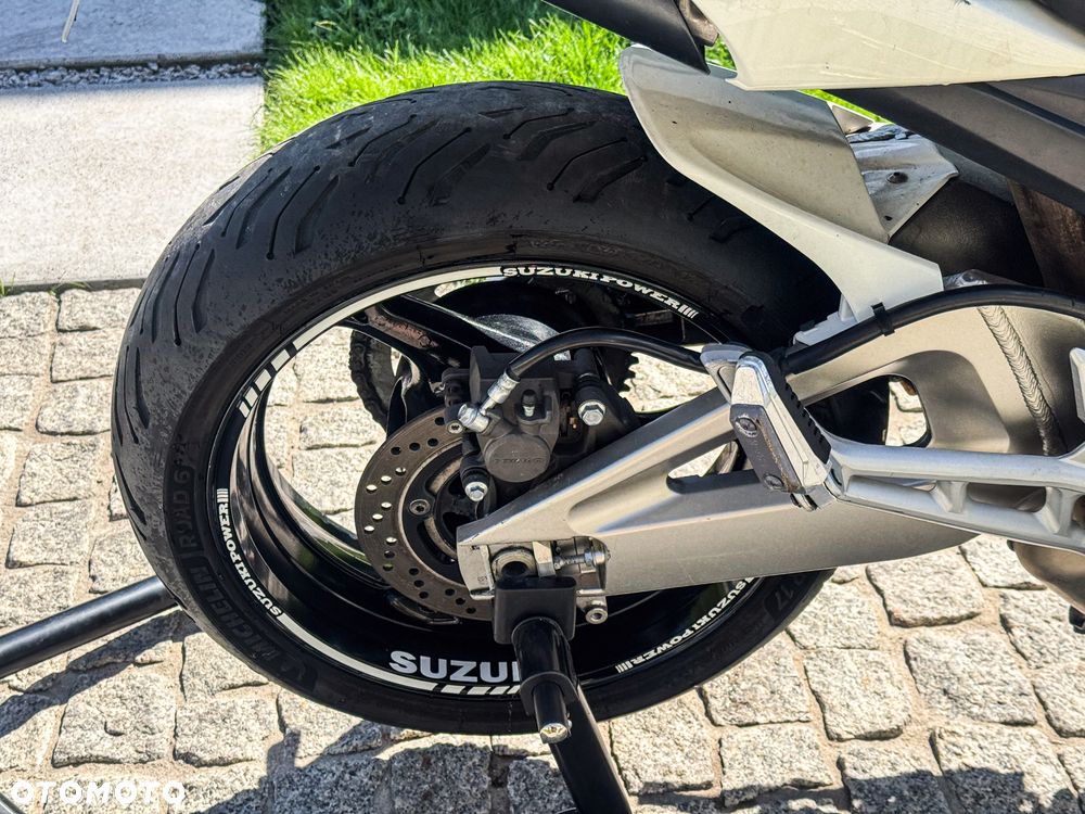 Suzuki GSR - 19