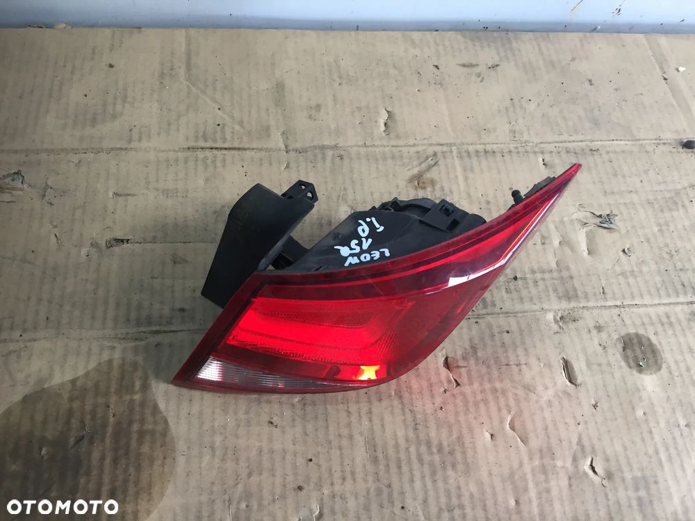 SEAT LEON 13R LAMPA PRAWA TYŁ 5F9945096