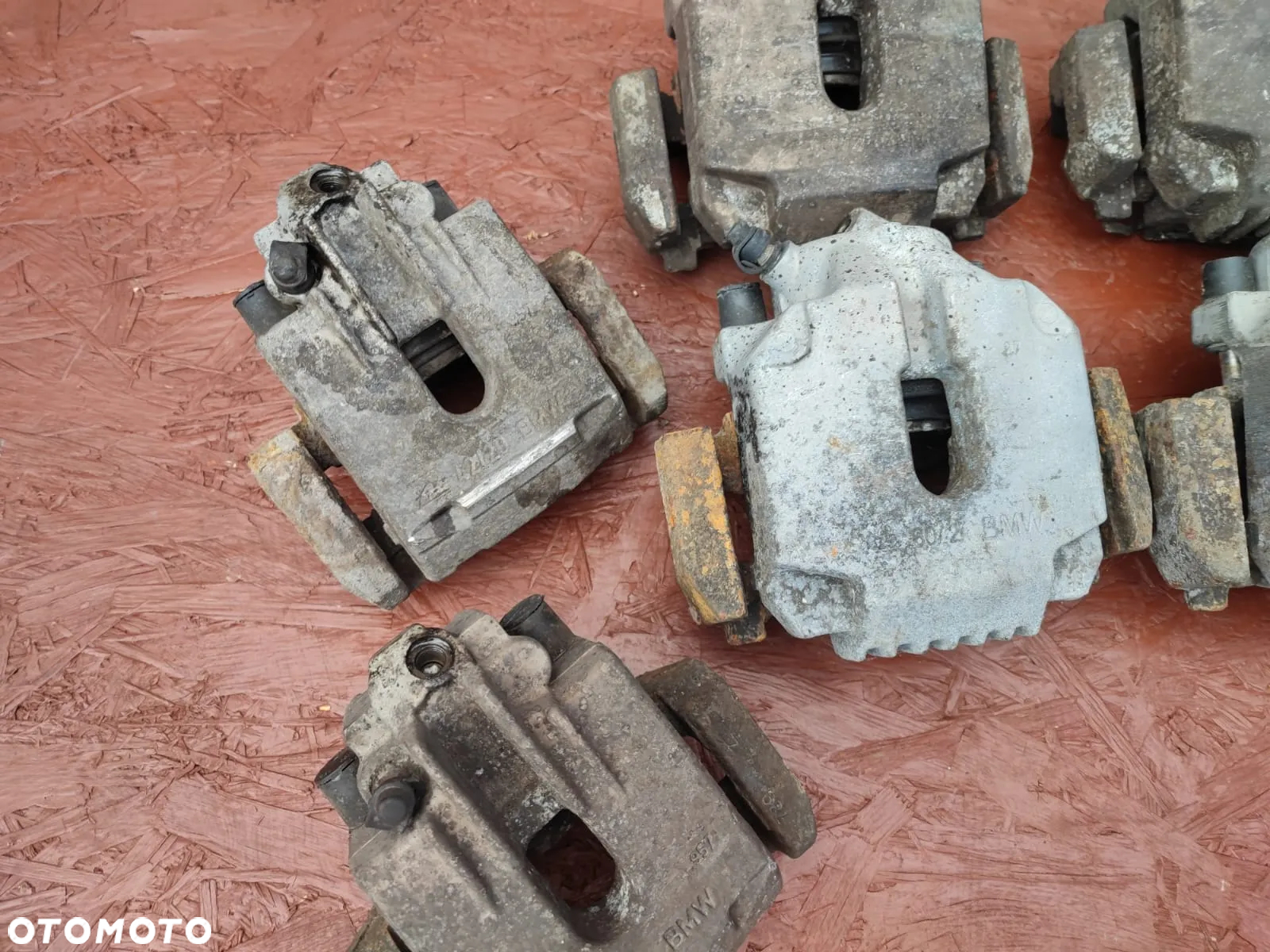 BMW E60 / E60 LCI / E61 / E61 LCI / E63 / E63 LCI / E64 / E64 LCI / E65 / E66. ORYGINALNE ZACISKI HAMULCOWE + JARZMA DO SILNIKÓW GAMY M57D25 / M47D20 / M54B22 / M54B25 POD TARCZĘ HAMULCOWĄ PRZÓD 310MM / TYŁ 320MM. O NR: 6 753 659 / 6 753 660 / 6 765 909 / 6 765 910 OEM. SPRAWNE W 100%. - 5