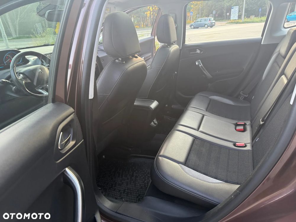 Peugeot 2008 1.2 Pure Tech Allure S&S - 16