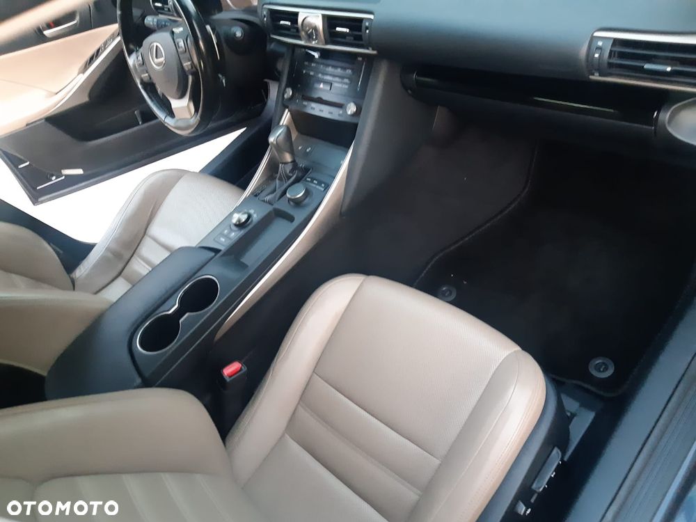 Lexus IS 300h Comfort - 13