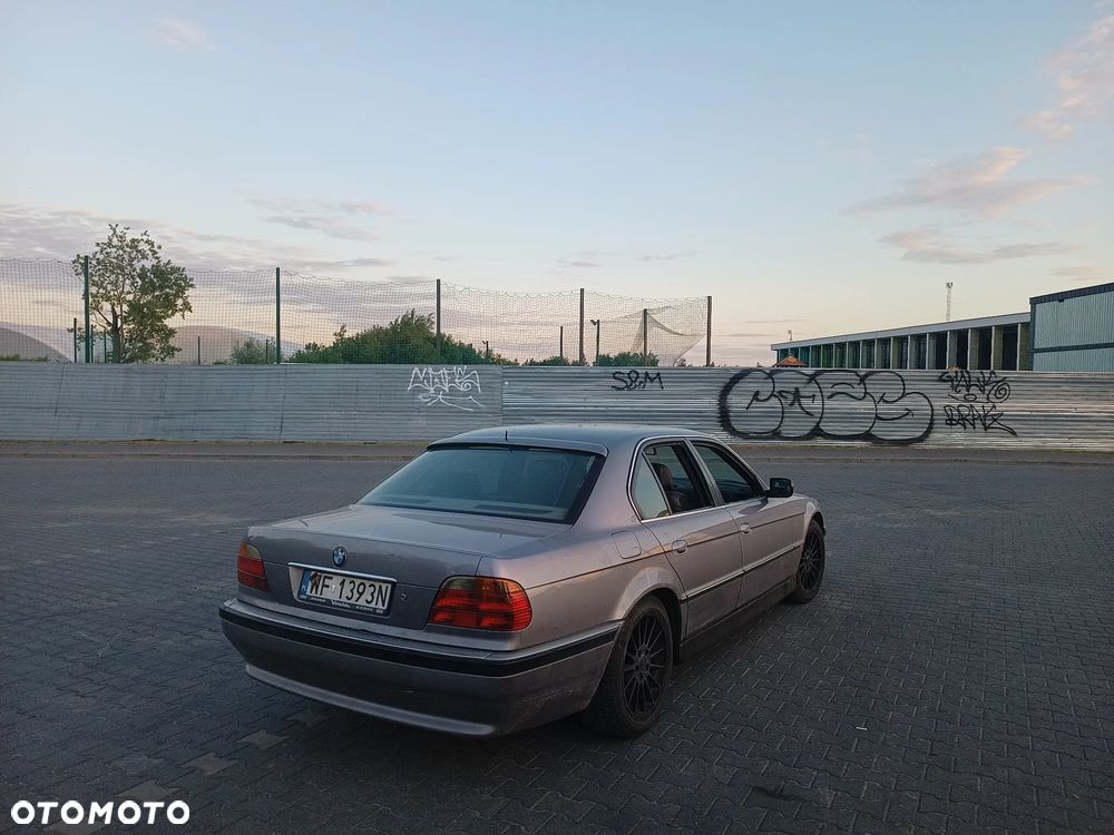 BMW Seria 7 740i V8 - 5