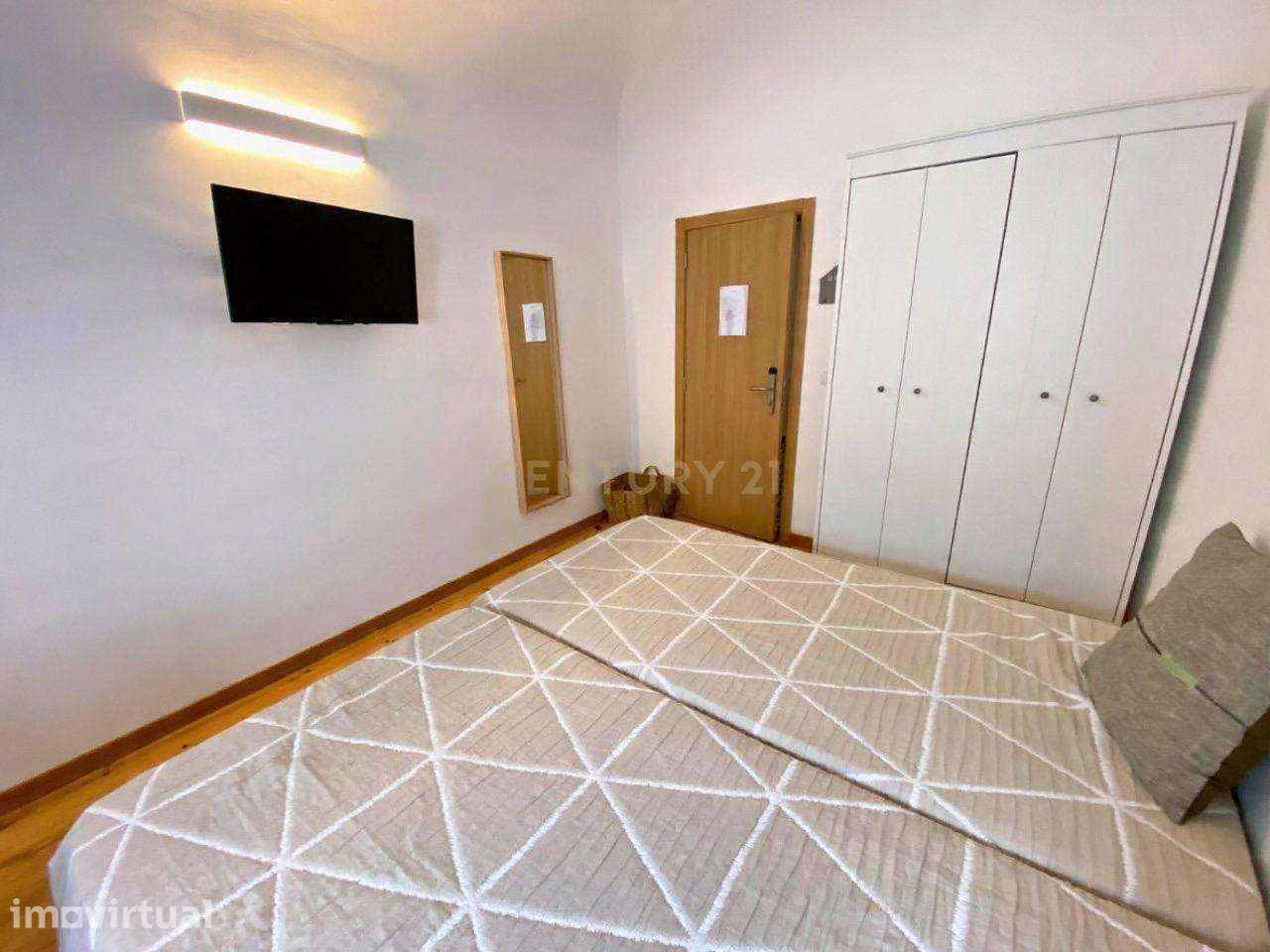 Investimento em Évora: Moradia T6 Renovada com Rendimento Ativo - Grande imagem: 2/22