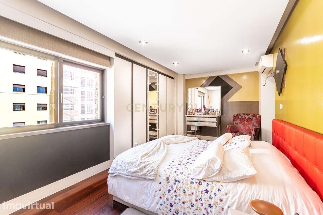 Apartamento T3 convertido em T2 com Closet e Parqueamento na Quinta No - Grande imagem: 3/19