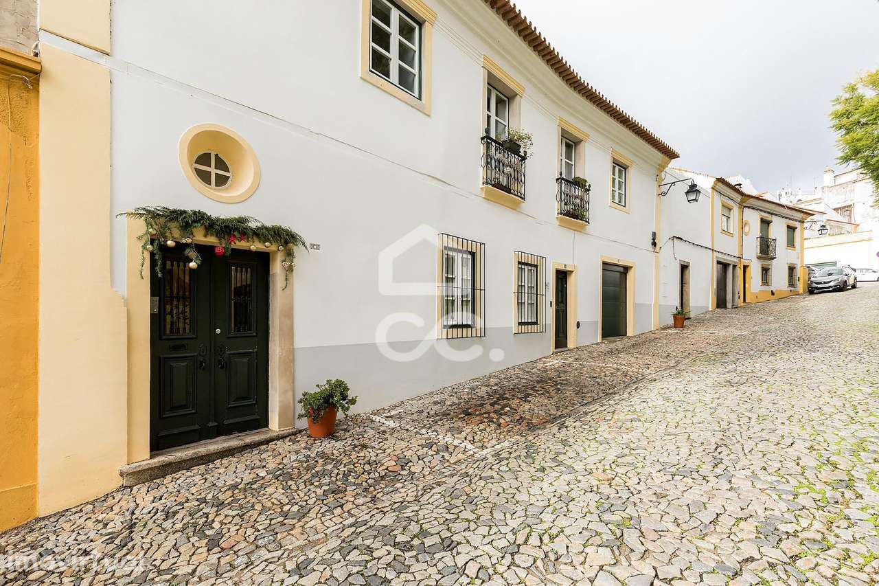 Moradia senhorial T4+1 com garagem e piscina no centro histórico nobre - Grande imagem: 3/60