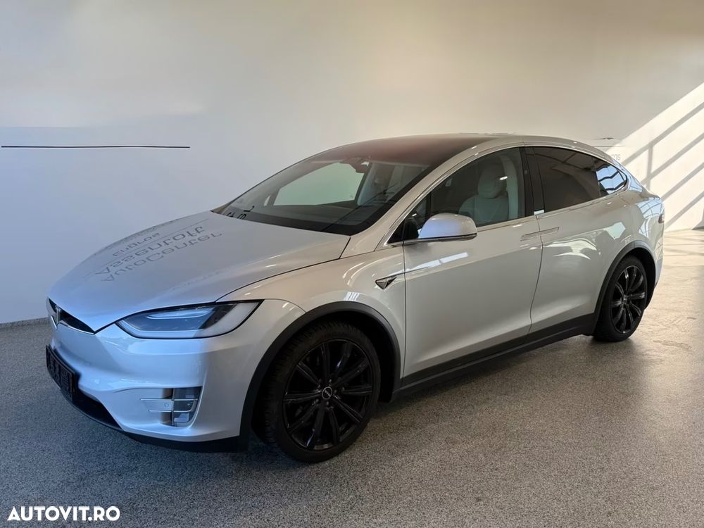 Tesla Model X - 13