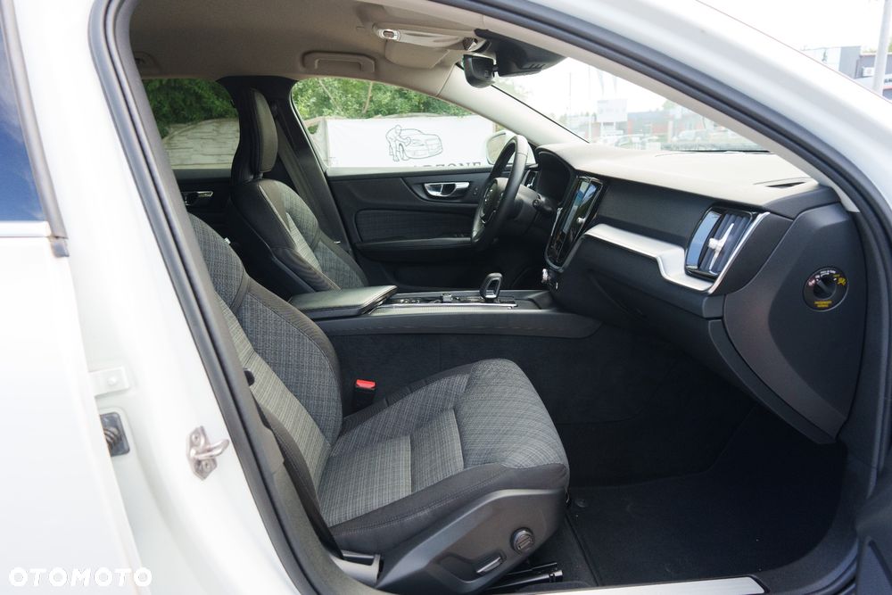 Volvo V60 B3 B DKG Momentum Pro - 22