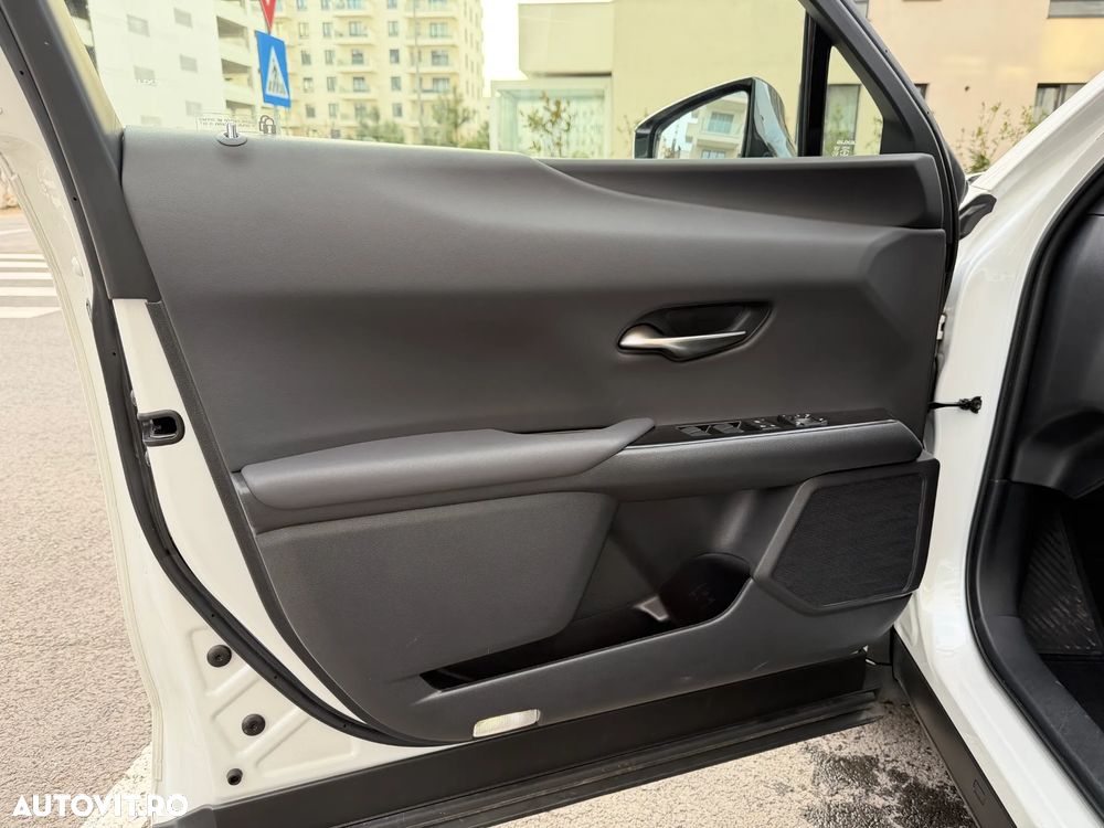 Lexus UX 250h FWD Business - 12