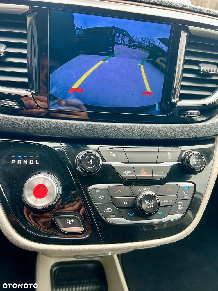 Chrysler Pacifica - 11