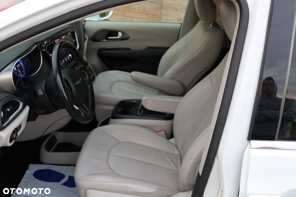 Chrysler Pacifica - 12