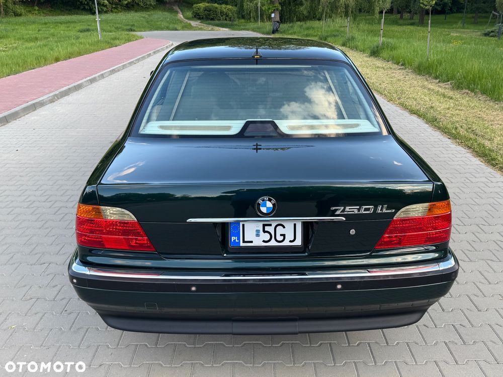 BMW Seria 7 750i - 8
