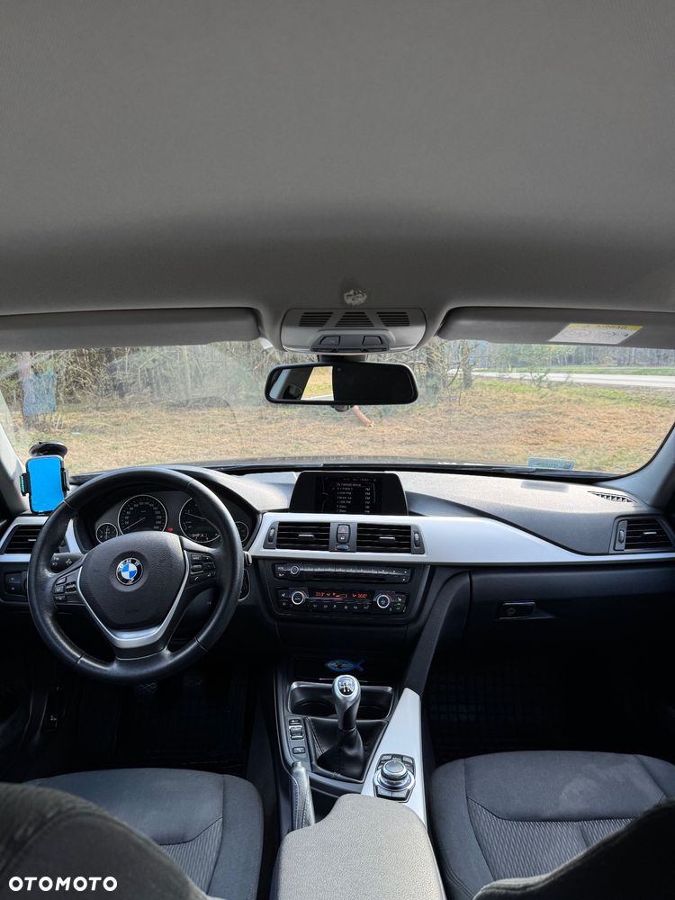 BMW Seria 3 318d - 15
