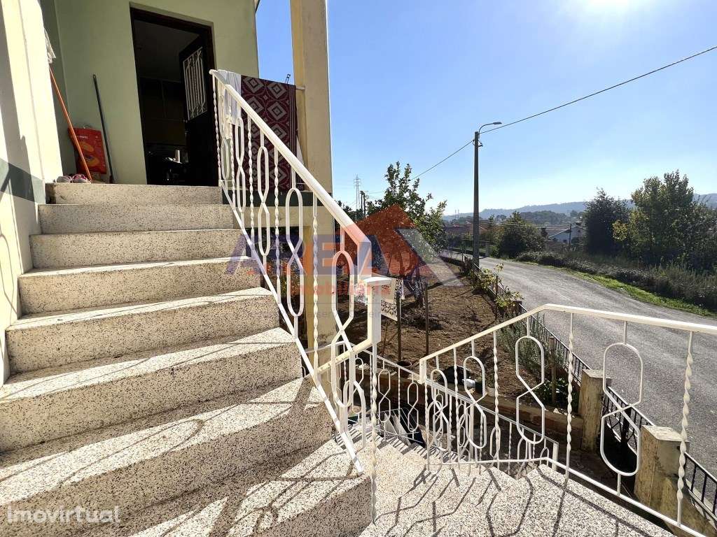 Moradia isolada, implantada em lote com 610m2. Excelente exposição ... - Grande imagem: 4/33