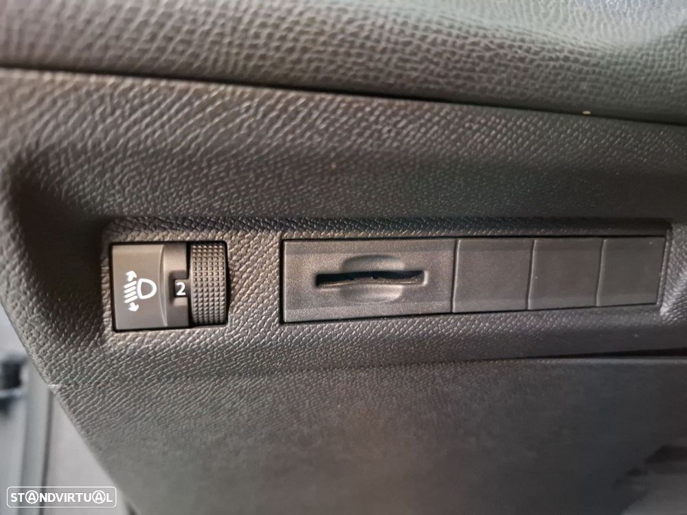Peugeot 408 1.2 Hybrid Allure e-DCS6 - 26
