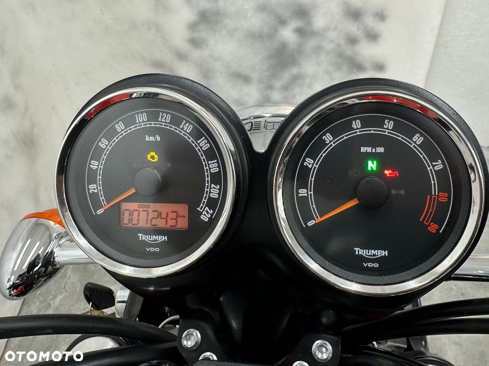 Triumph Bonneville - 23