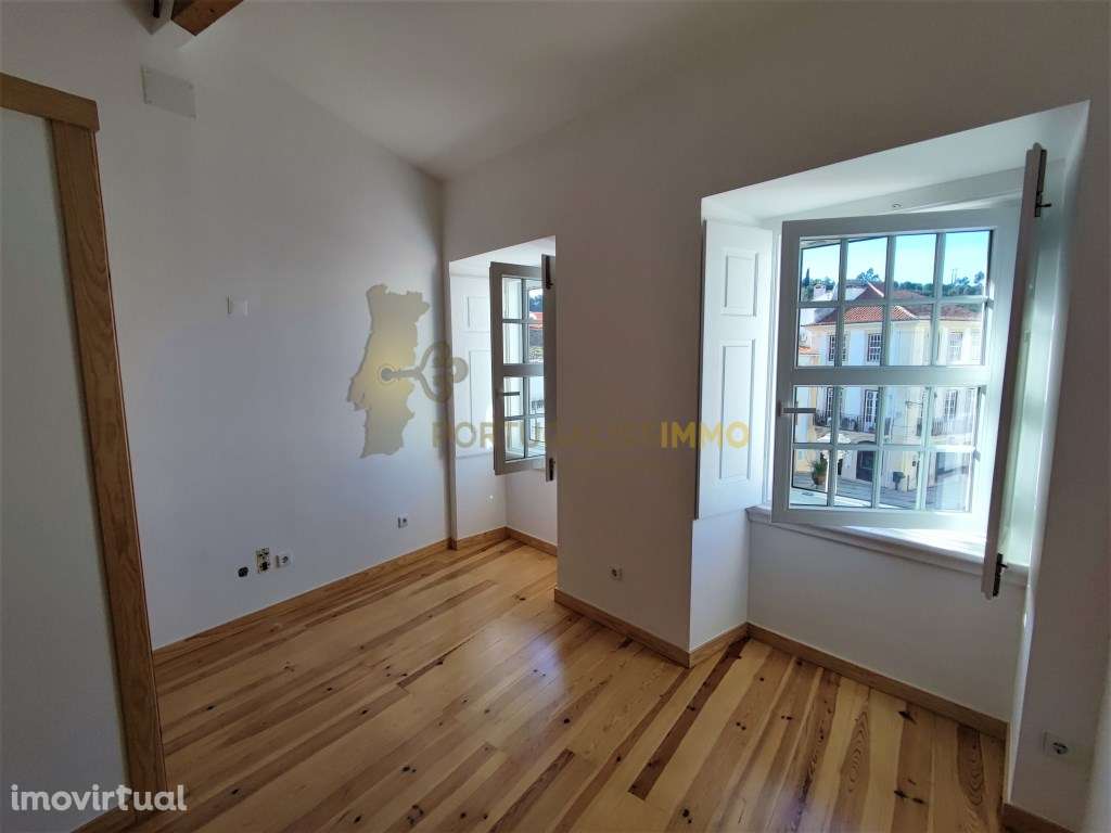 Vende-se: Apartamento Triplex Renovado no Coração de Constância. - Grande imagem: 2/59