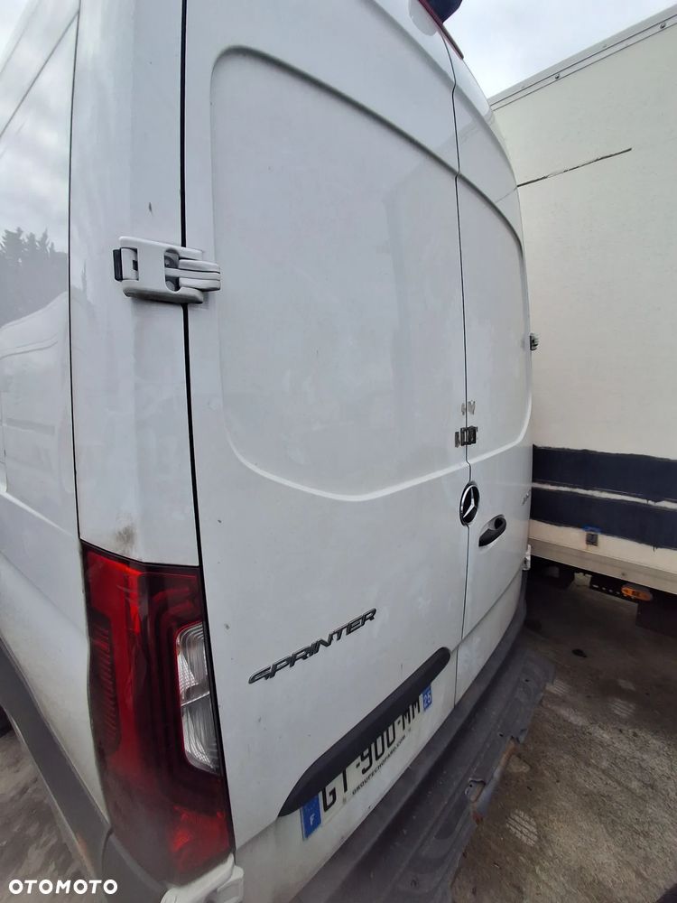 Mercedes-Benz Sprinter - 13