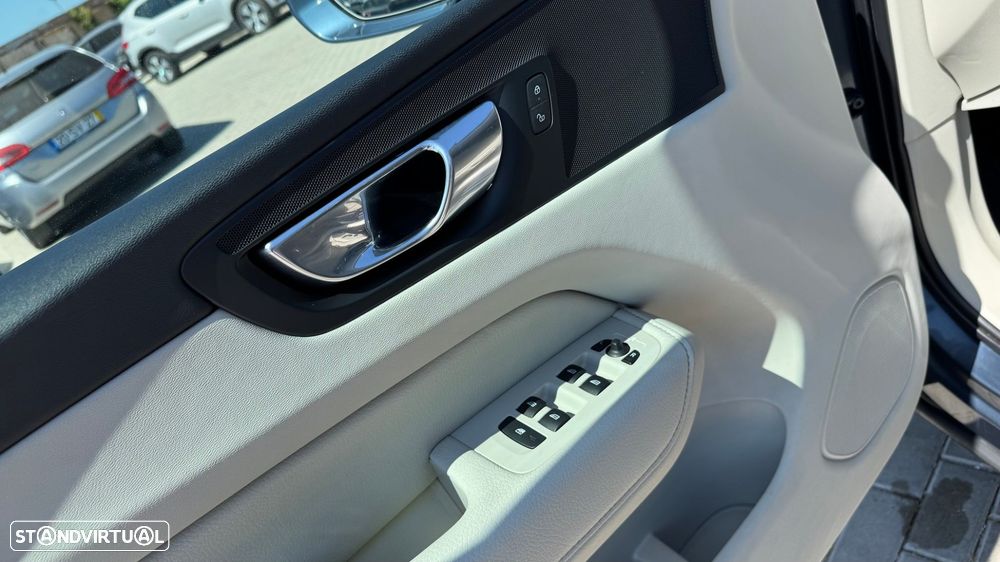 Volvo XC 60 2.0 B4 Momentum - 3