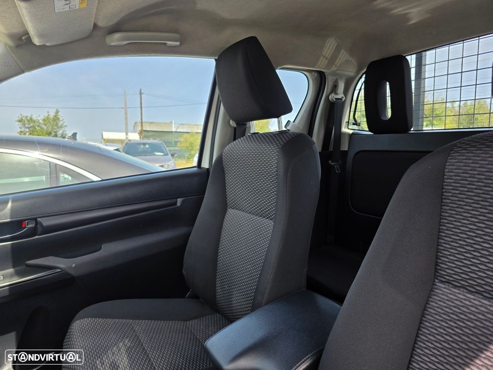 Toyota Hilux 2.4 D-4D 2WD CD CM 3L - 14